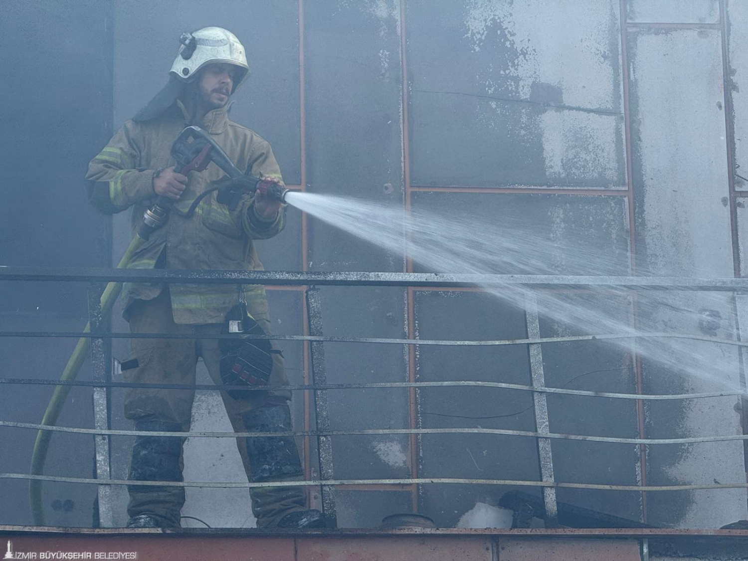 İzmir İtfaiyesi, Aliağa’da büyük bir felaketin önüne geçti